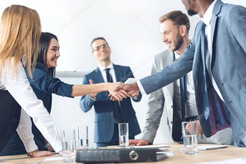 Teammeeting mit Immobilienexperten